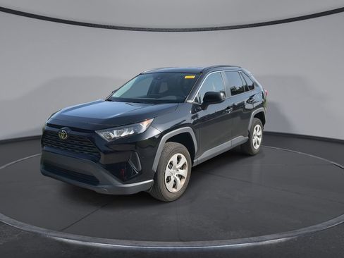 Used 2021 Toyota RAV4 LE FWD image 4