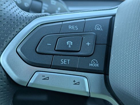 Used 2025 Volkswagen Tiguan SE R-Line image 15