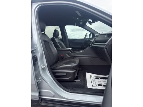 Used 2025 Jeep Grand Cherokee Altitude AWD/4WD image 18