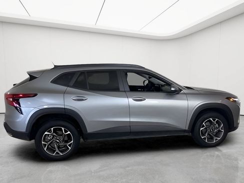 Used 2025 Chevrolet Trax LT FWD image 5