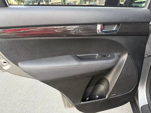 Used 2013 Kia Sorento EX w/ EX V6 Premium Pkg image 17