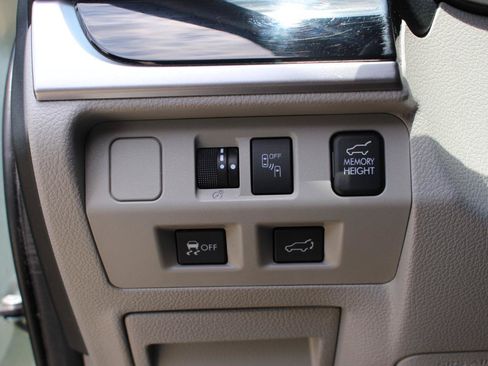 Used 2017 Subaru Forester 2.5i Limited AWD/4WD image 18