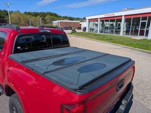 Used 2020 Toyota Tacoma SR5 AWD/4WD image 12