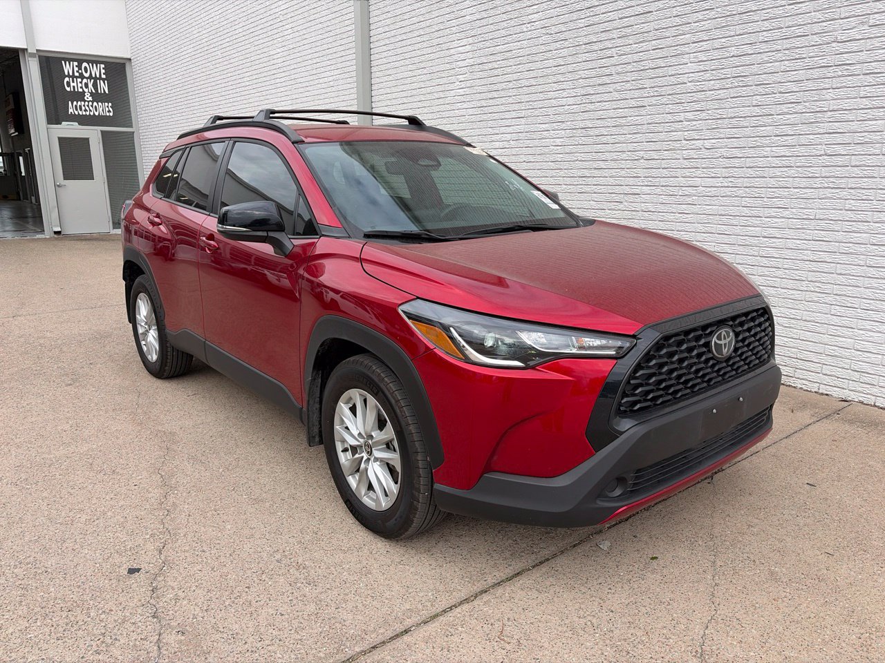 Used 2025 Toyota Corolla Cross LE FWD image 1