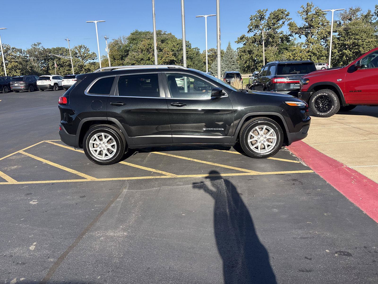 Used 2016 Jeep Cherokee Latitude FWD image 4