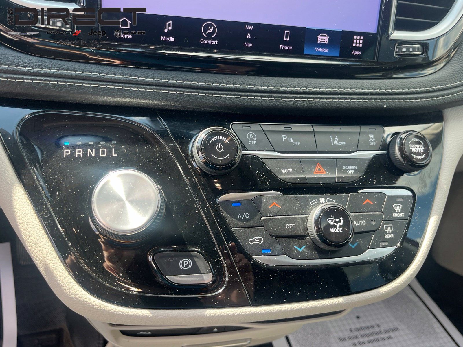 Used 2023 Chrysler Pacifica Touring-L w/ Uconnect Theater Family Group AWD/4WD image 25
