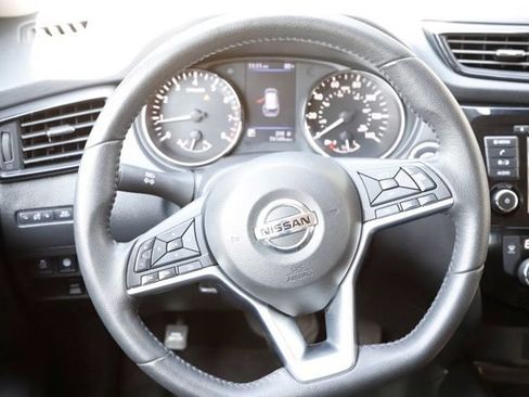 Used 2019 Nissan Rogue SV AWD/4WD image 18