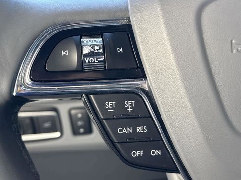 Used 2019 Lincoln Navigator Select image 25