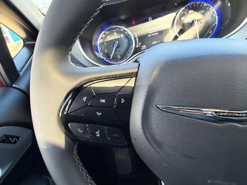 Used 2025 Chrysler Pacifica Limited FWD image 15