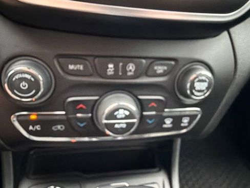 Used 2019 Jeep Cherokee Trailhawk AWD/4WD image 9