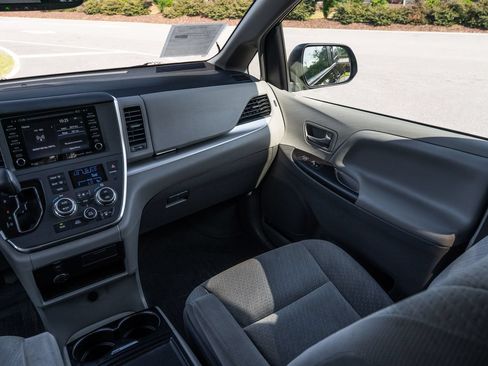 Used 2019 Toyota Sienna LE FWD image 30