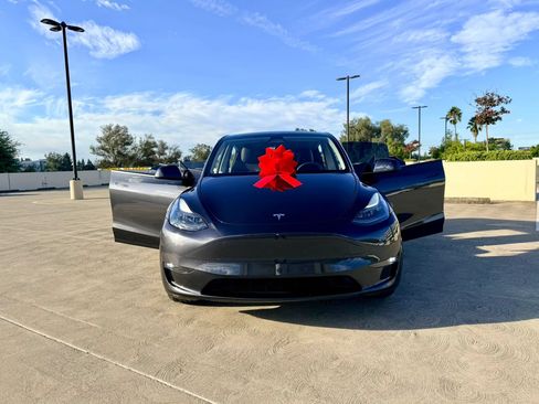 Used 2024 Tesla Model Y 2WD image 18