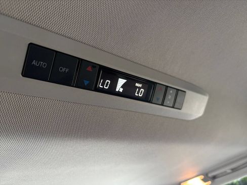 Used 2025 Toyota Sienna XLE FWD image 26