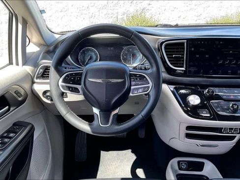 Used 2023 Chrysler Pacifica Touring-L FWD image 4