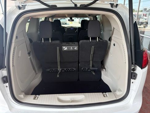 Used 2018 Chrysler Pacifica Touring Plus FWD image 8