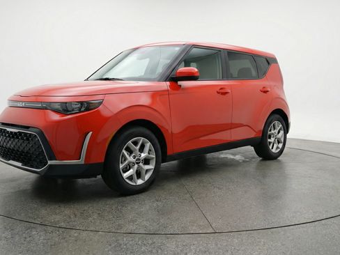 Used 2025 Kia Soul LX w/ LX Technology Package image 3