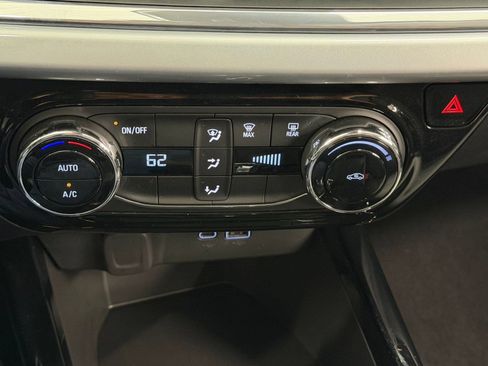 Used 2025 Chevrolet Trax LT FWD image 17