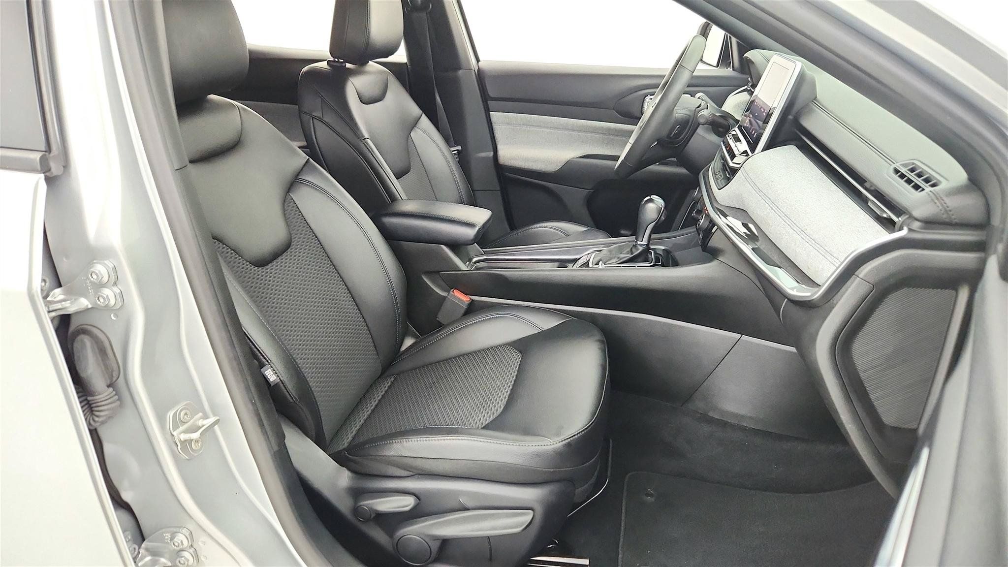 Used 2025 Jeep Compass Latitude AWD/4WD image 19