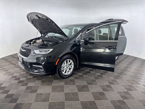 Used 2023 Chrysler Pacifica Touring-L FWD image 10