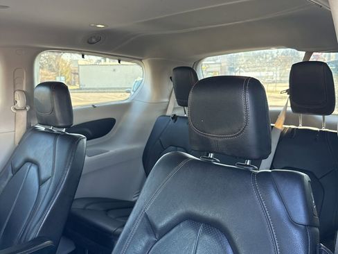 Used 2019 Chrysler Pacifica Touring-L image 20