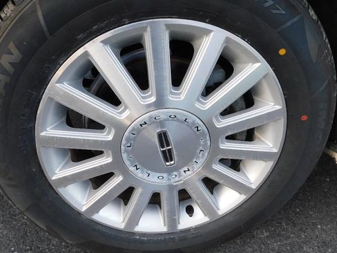 Used 2004 Lincoln Town Car Signature image 5