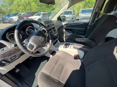 Used 2016 Dodge Grand Caravan SXT w/ Rear Park Assist Package FWD image 9