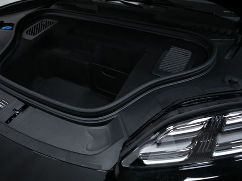 New 2026 Porsche Macan Electric RWD image 38