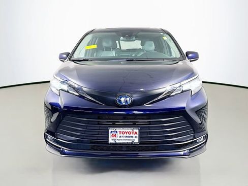 Used 2025 Toyota Sienna XLE AWD/4WD image 9