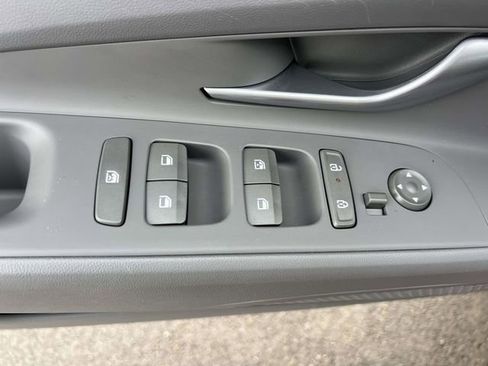 Used 2025 Hyundai Elantra SEL image 17