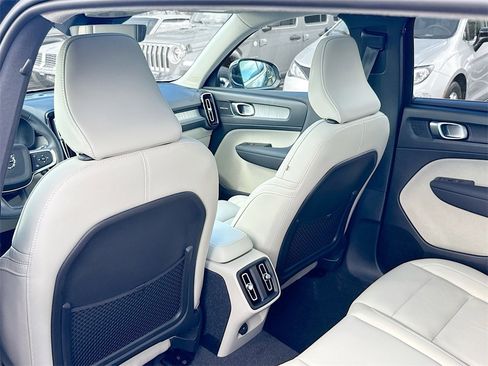 Used 2024 Volvo XC40 B5 Plus image 28