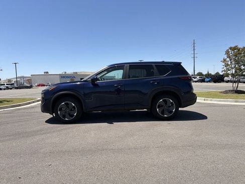 Used 2024 Nissan Rogue SV FWD image 2