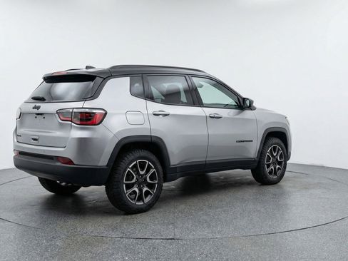 Used 2025 Jeep Compass Trailhawk image 7