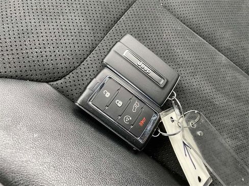 Used 2023 Jeep Grand Cherokee L Laredo image 31