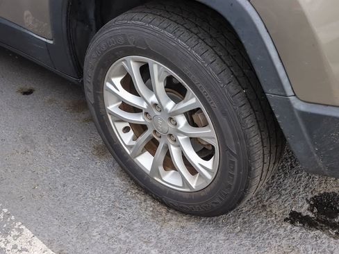 Used 2019 Jeep Cherokee Latitude w/ Popular Appearance Group image 5