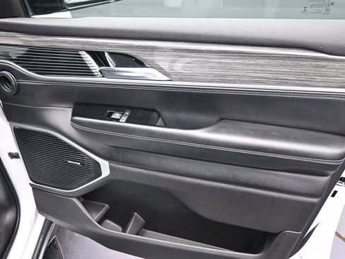 Used 2022 Jeep Wagoneer Series III image 32