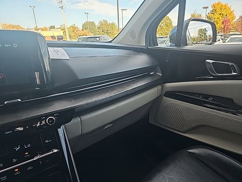 Used 2024 Kia Carnival EX image 20