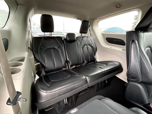 Used 2024 Chrysler Pacifica Select image 28
