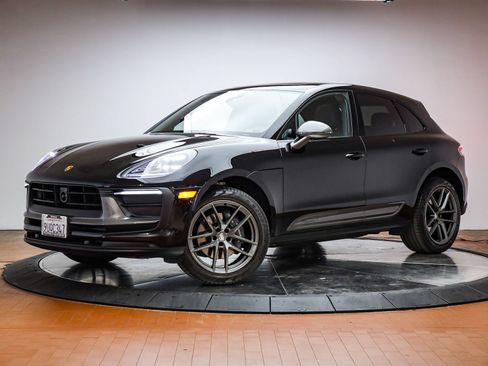 Certified 2025 Porsche Macan Turbo AWD/4WD image 1