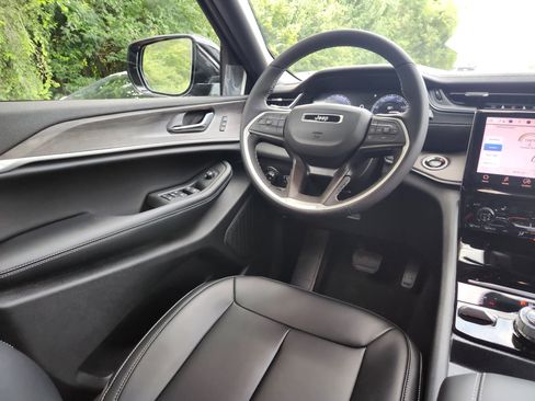 New 2025 Jeep Grand Cherokee Limited image 19