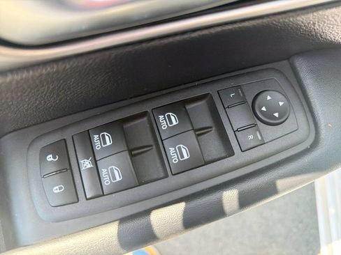 Used 2022 Chrysler Pacifica Limited w/ Uconnect Theater Family Group FWD image 15