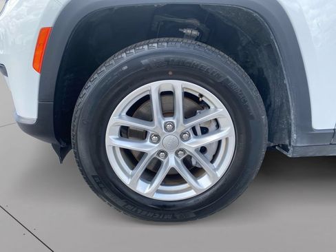 Used 2024 Jeep Grand Cherokee L Laredo RWD image 12