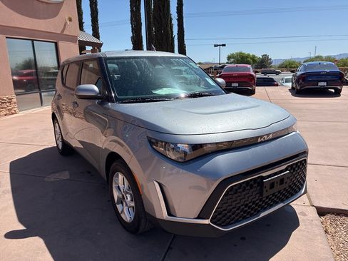 Certified 2025 Kia Soul LX w/ LX Technology Package FWD image 11