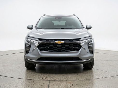 Used 2025 Chevrolet Trax LT w/ LT Convenience Package FWD image 2
