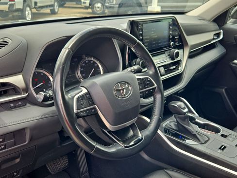 Used 2022 Toyota Highlander XLE FWD image 13