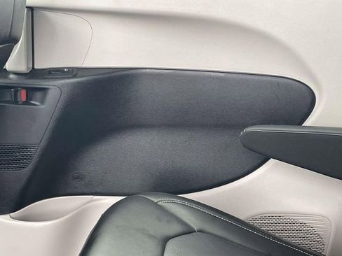 Used 2024 Chrysler Pacifica Touring-L image 25