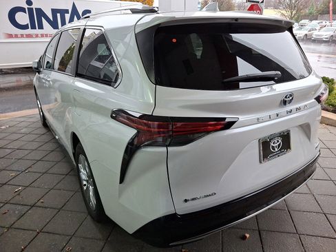 New 2025 Toyota Sienna Limited image 3