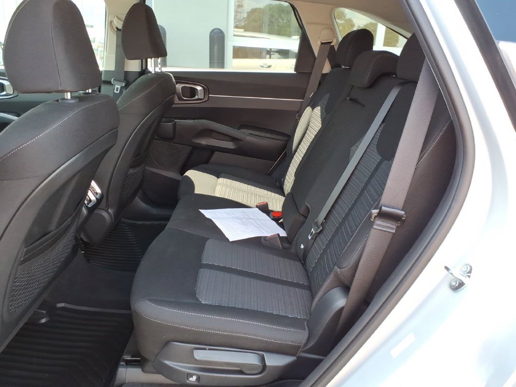 Used 2026 Kia Sorento LX FWD image 8
