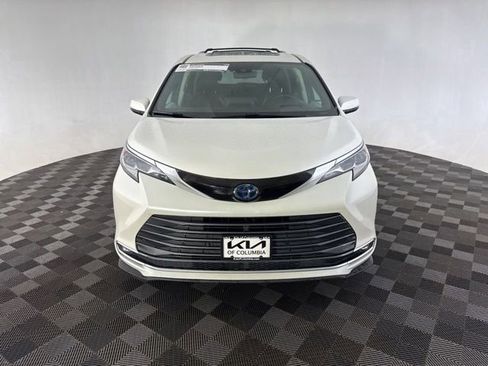 Used 2021 Toyota Sienna Platinum AWD/4WD image 3