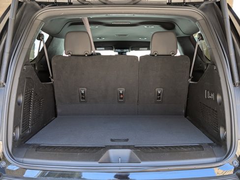 Used 2024 Chevrolet Suburban LT w/ Luxury Package RWD image 18