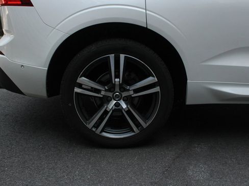 Used 2019 Volvo XC60 T5 Momentum w/ Multimedia Package AWD/4WD image 5